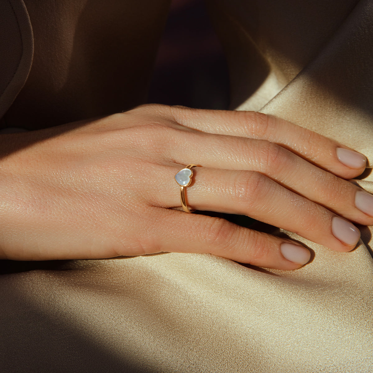 Ring mit Perlmutt Herz in 585er Gelbgold Fassung - Detailansicht