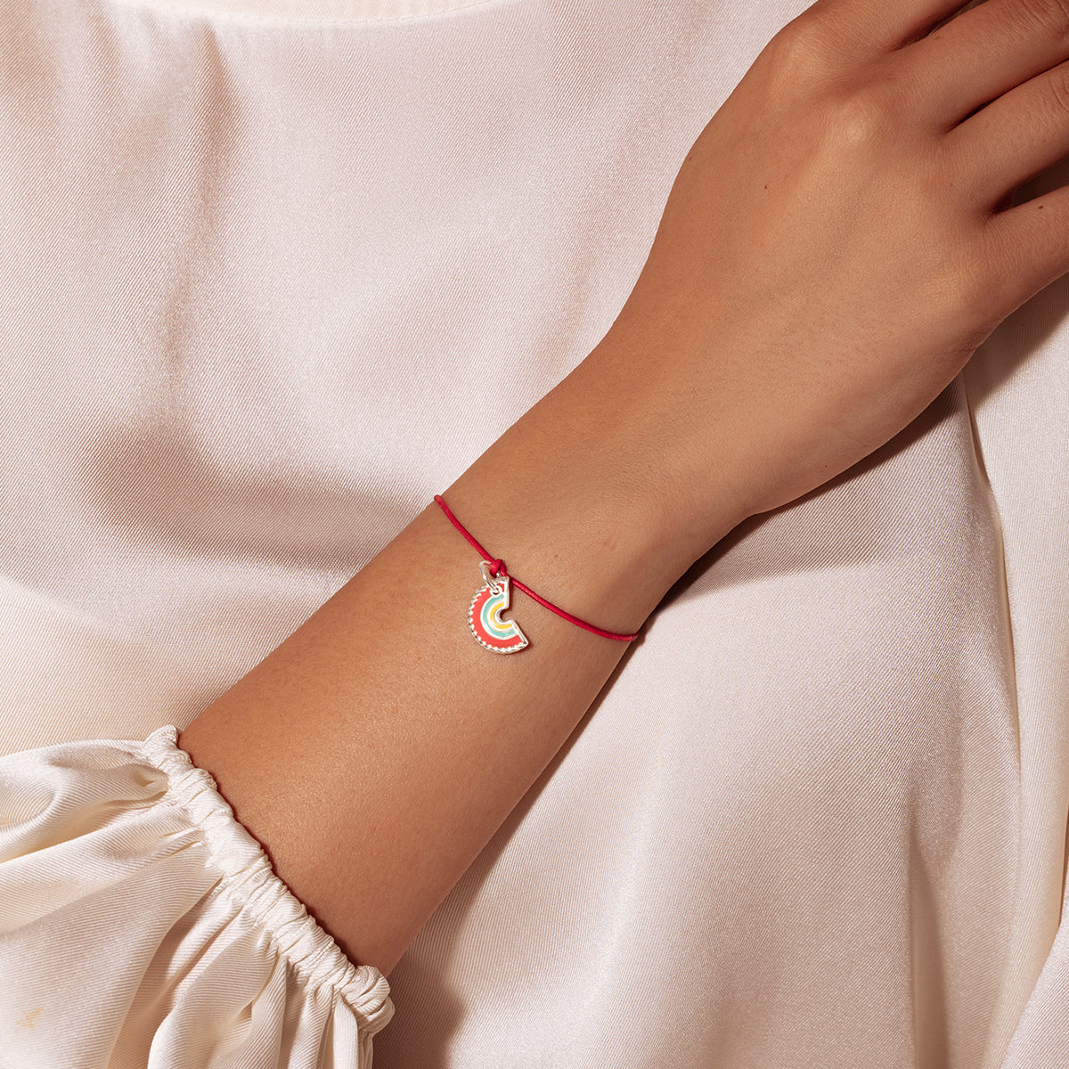 Armband mit einem Rainbow an roten Schnurband - Detailansicht
