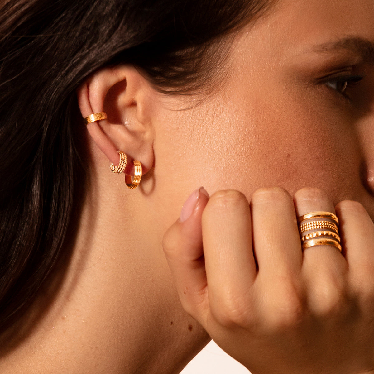 Ear Cuff Ethno No.2 vergoldet - Trägeransicht