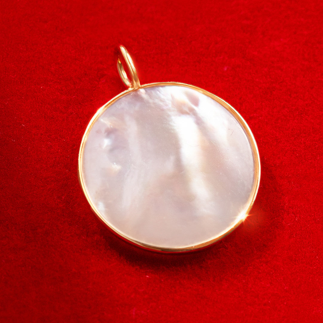 Anhänger Perlmutt Medaillon 1,5 cm in 585er Gelbgold Fassung - Trägeransicht