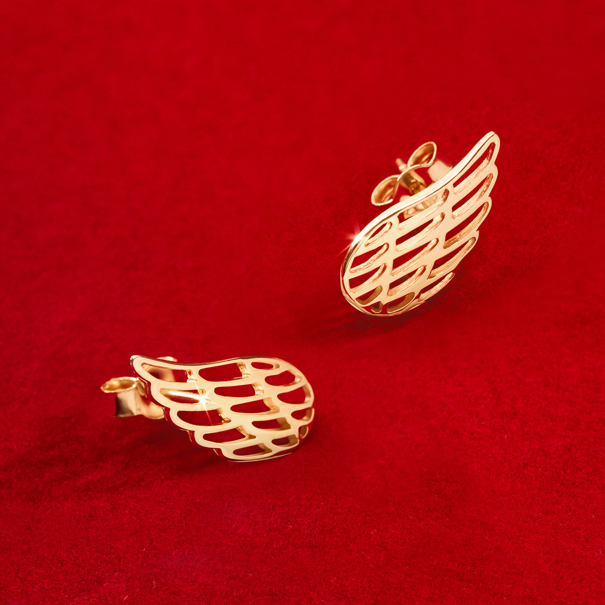 Ohrstecker offen gearbeitete Flügel aus 585er Gelbgold - Trägeransicht