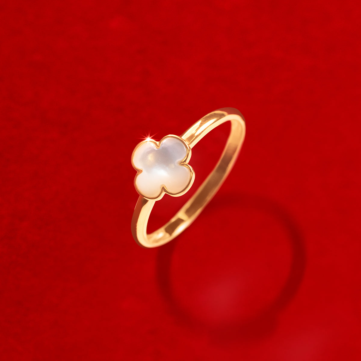 Ring Perlmutt Kleeblatt in 585er Gelbgold Fassung - Vorderansicht