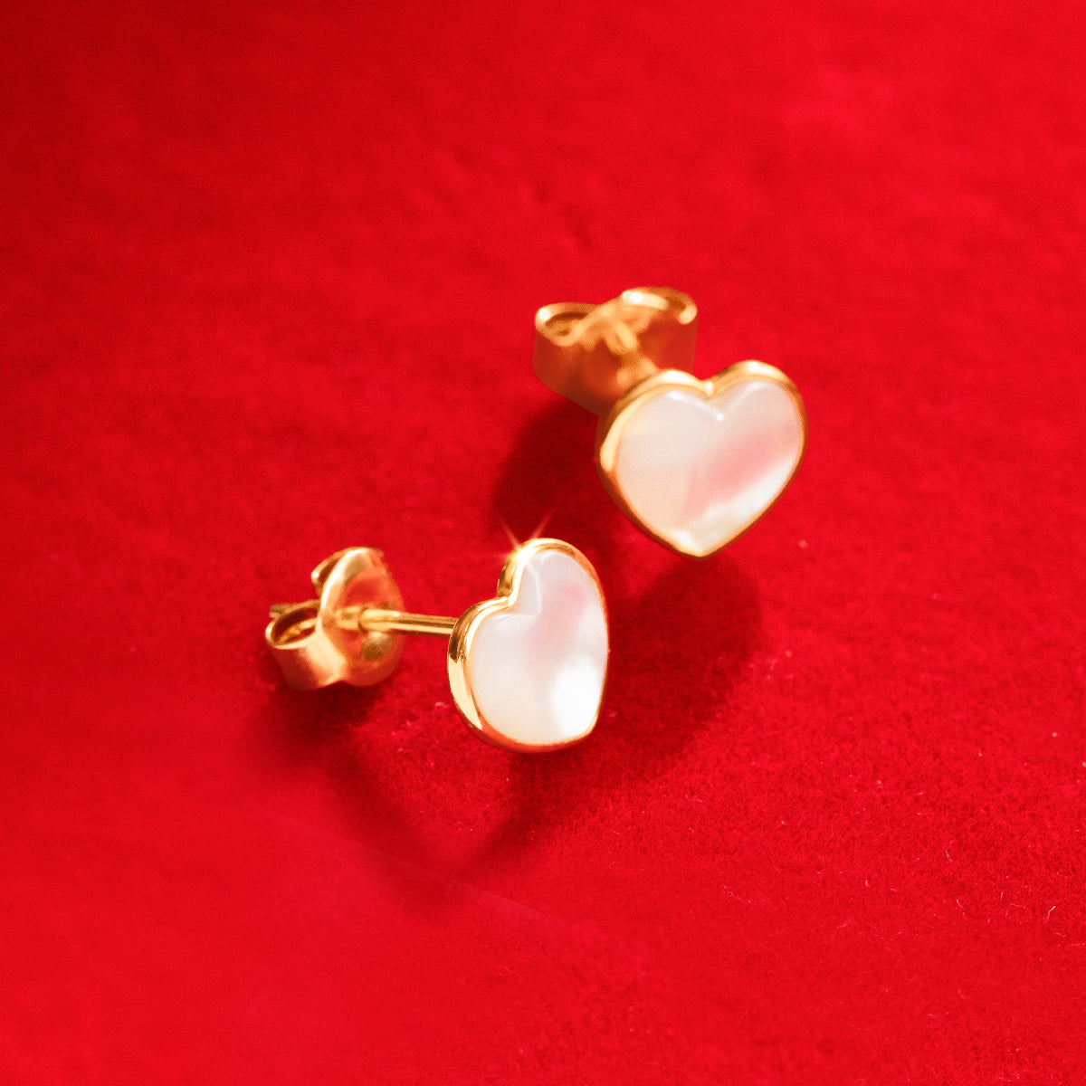 Ohrstecker Perlmutt Herz 0,8 cm in 585er Gelbgold Fassung - Vorderansicht