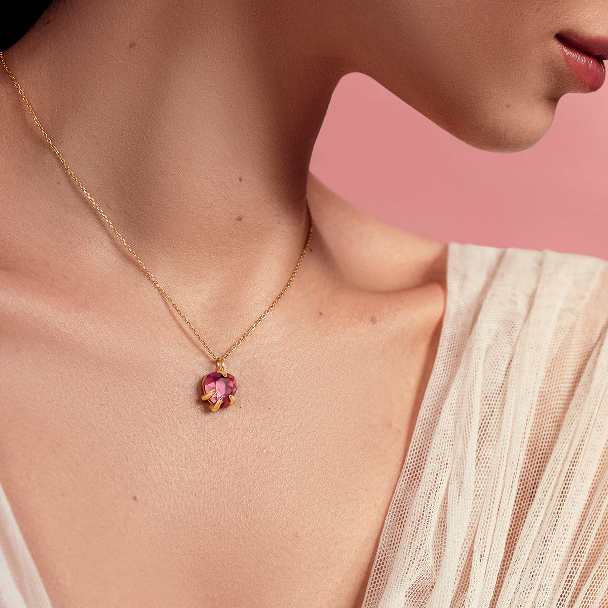 Halskette Amour mit Herz aus rosa Kristall, vergoldet - Detailansicht