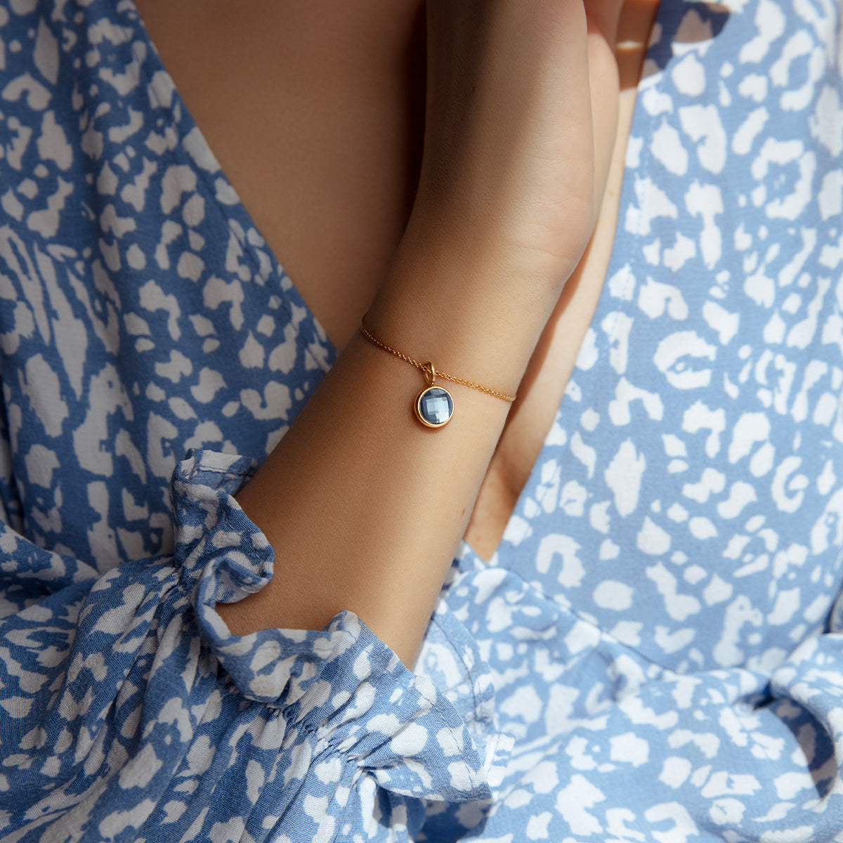 Armband klassisch mit blauem Quarz vergoldet - Detailansicht