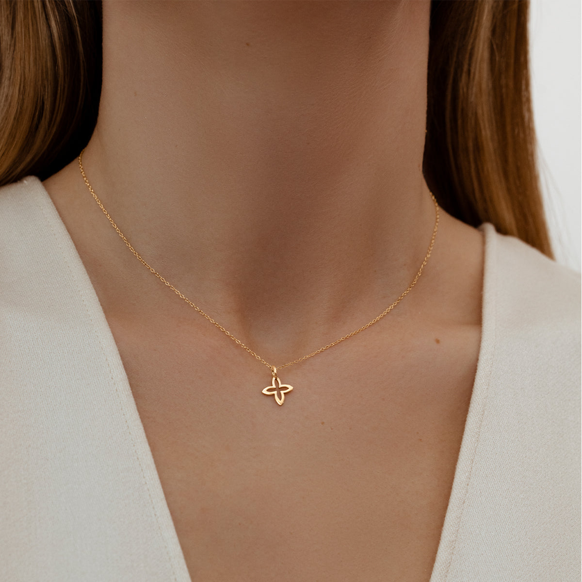 Halskette Faden mit offen gearbeiteter Lilie 1 cm aus 585er Gelbgold - Detailansicht
