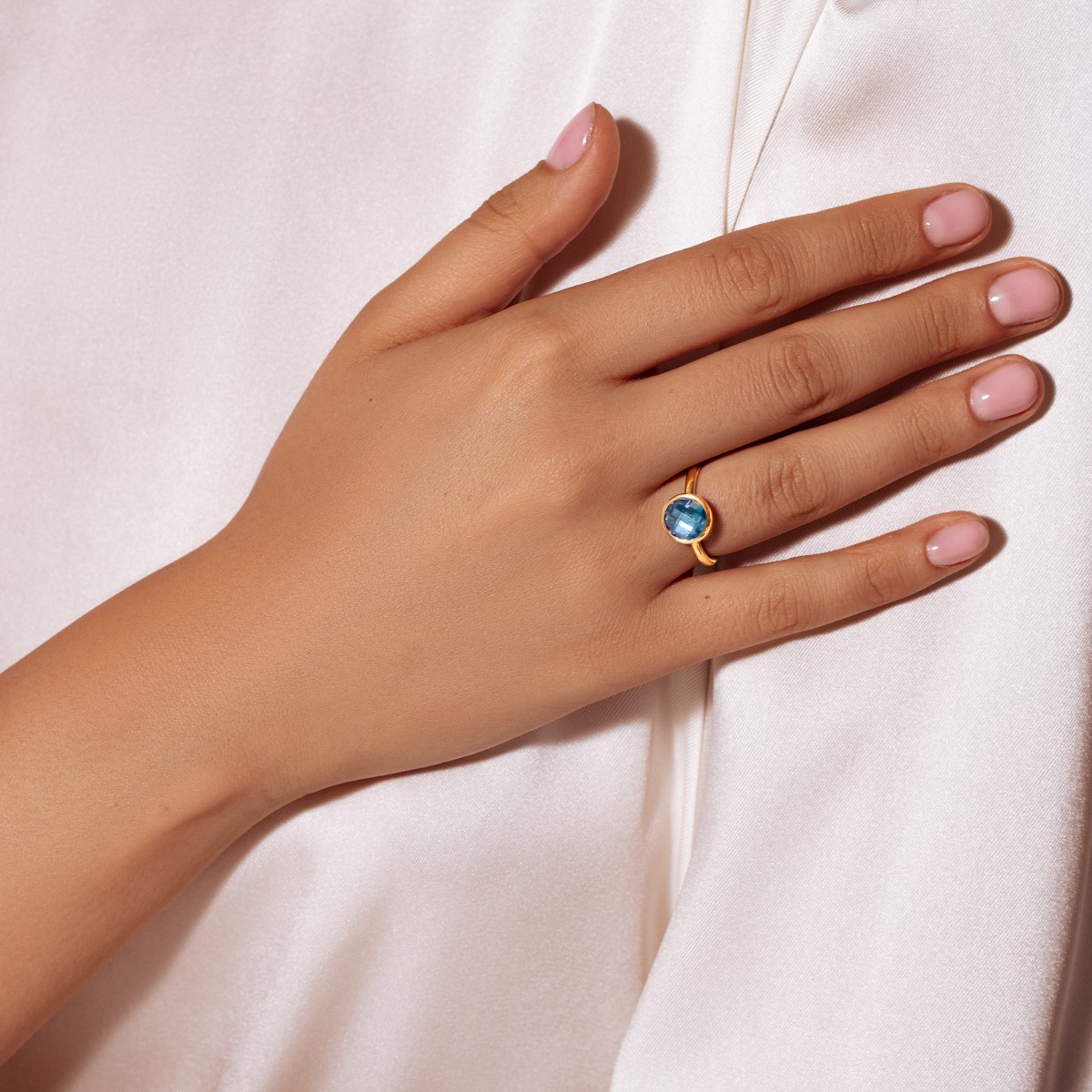 Ring mit blauem Quarz vergoldet