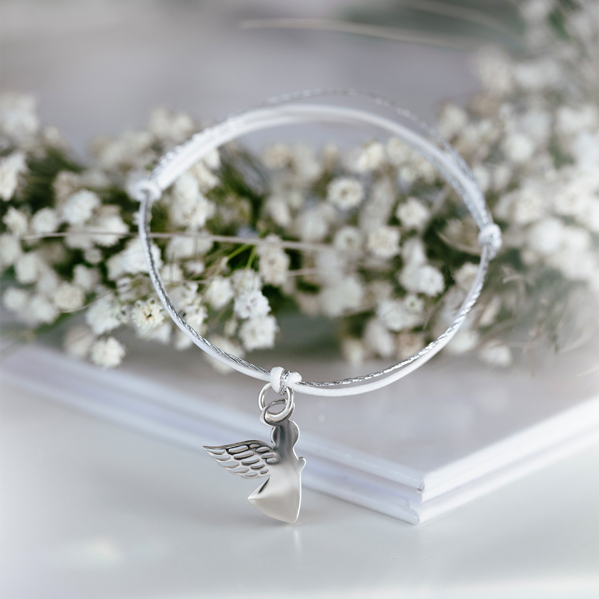Armband mit Engel am weißen und silberenm Schnurband