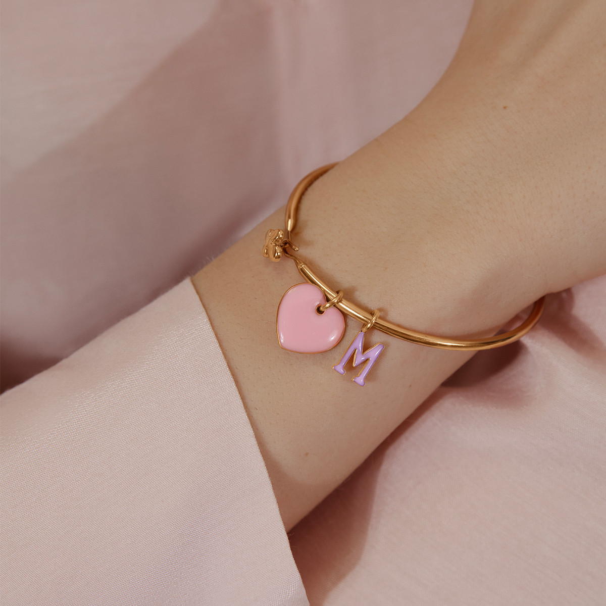 Armreif Penelope mit rosafarbenem 1,5 cm Herz und Buchstaben M