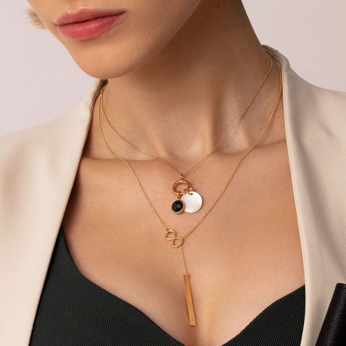 Halskette mit einem Emotionsfänger, schwarzem Quarz und Medaillon aus Perlmutt Perlenmedaille