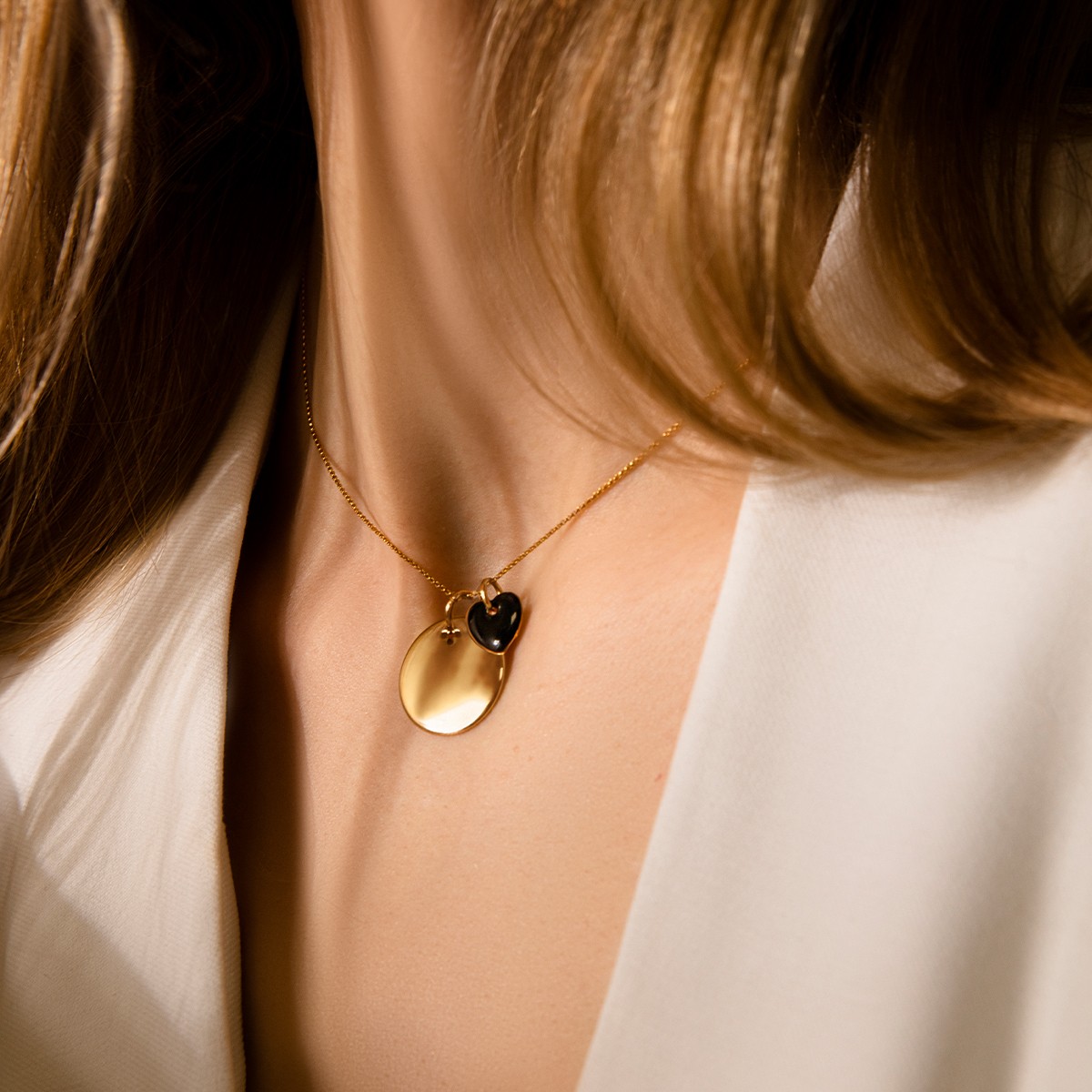 Halskette mit 2 cm Medaillon und schwarzfarbenen 1 cm Herz veregoldet