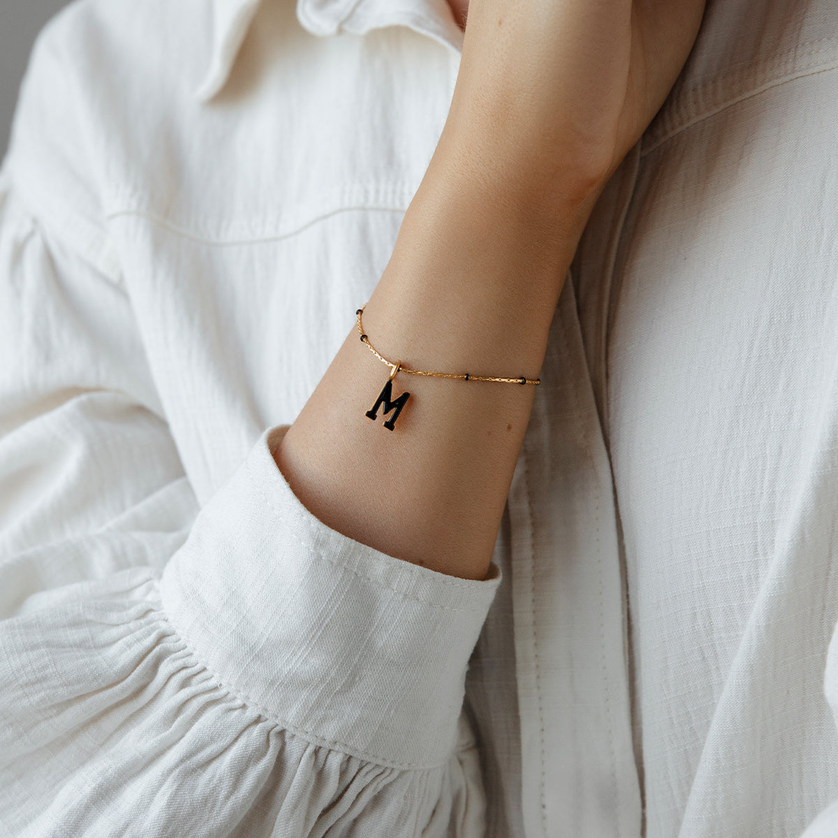 Armband Sublime mit schwarzer Emaille und Buchstabe M schwarz emailliert, vergoldet - Detailansicht
