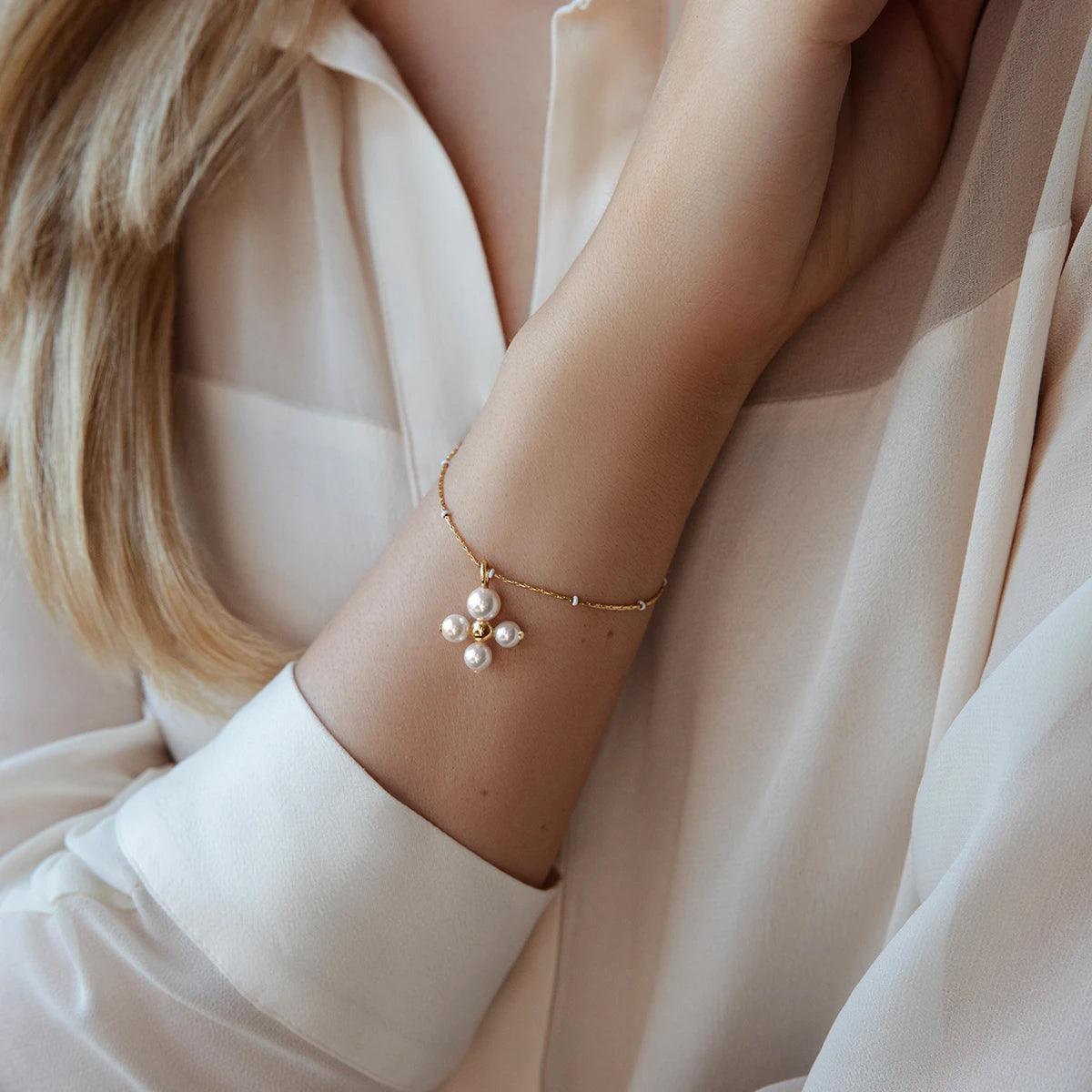 Armband Sublime mit weißer Emaille und Anhänger Luck 2 cm, vergoldet - Detailansicht