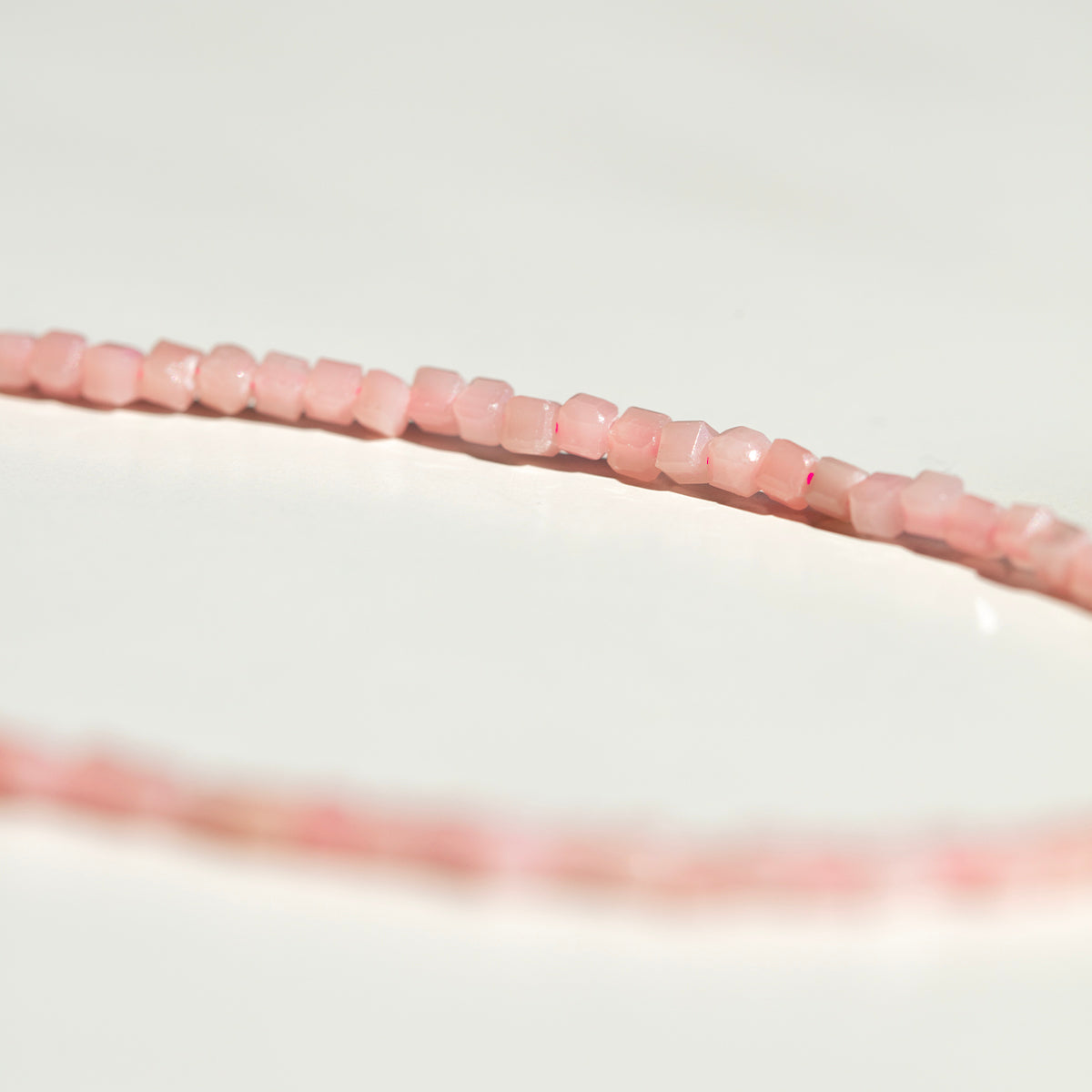 Armband aus rosa Opal Steinen mit Anhänger Herz 1 cm, vergoldet