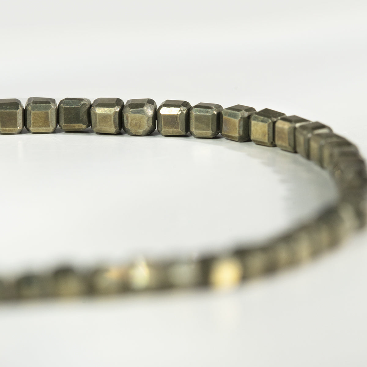 Armband aus Pyrit Steinen, vergoldet