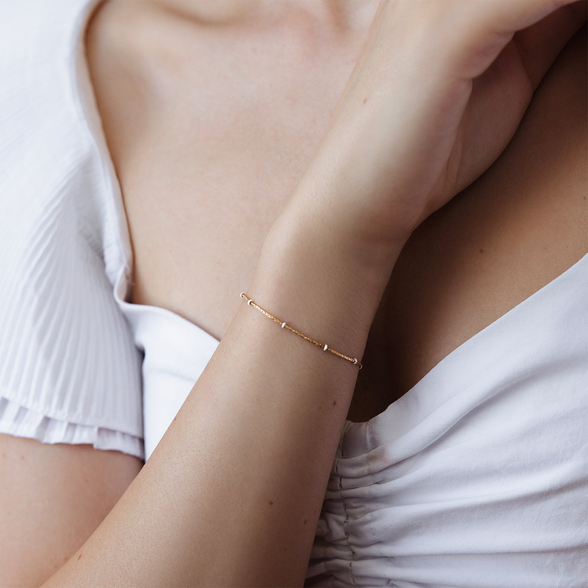 Armband Sublime mit weißer Emaille, vergoldet - Detailansicht
