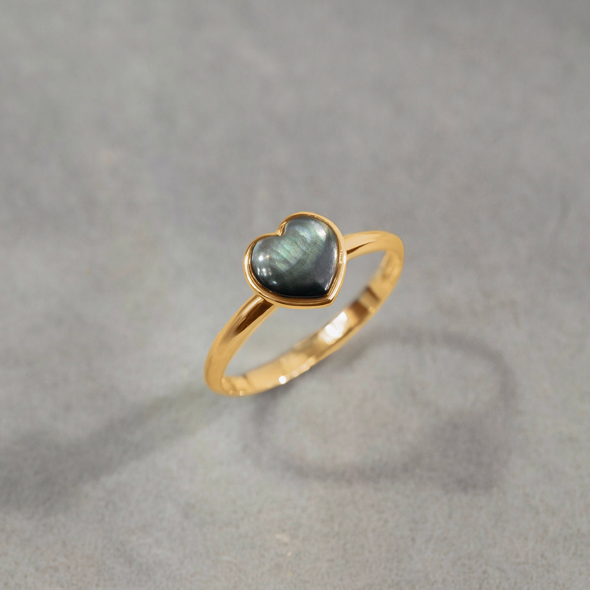 Ring mit dunklem Perlmutt Herz 0,8 cm in 585er Gelbgold Fassung