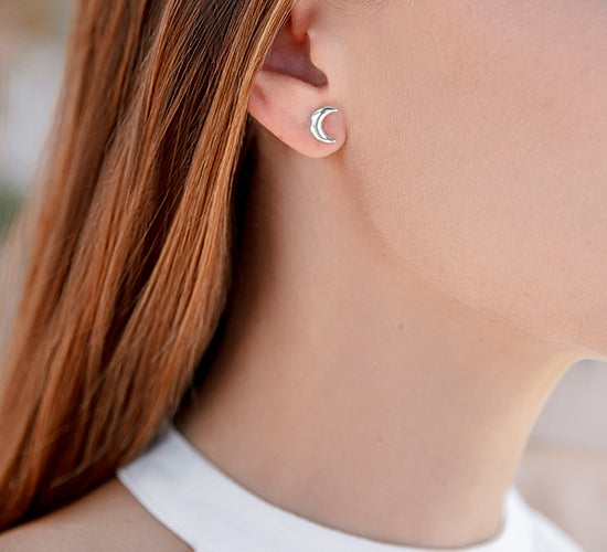 Silberne Halbmond-Ohrstecker „Lune“ – zweite Ansicht