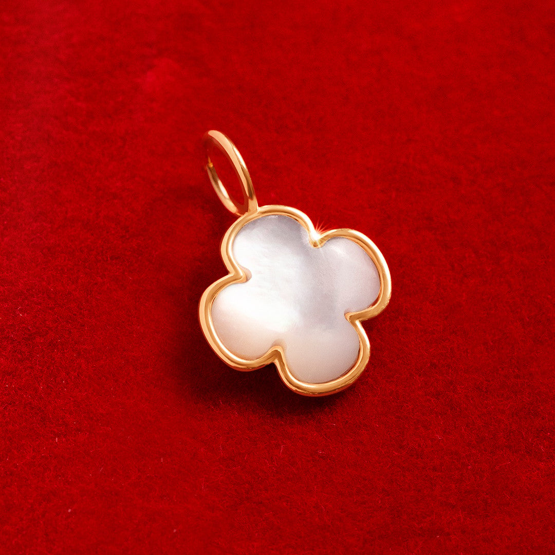 Anhänger Perlmutt Kleeblatt 1,5 cm in 585er Gelbgold Fassung - Trägeransicht